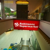 日本食も売ってるロビンソンスーパーマーケットがあります。